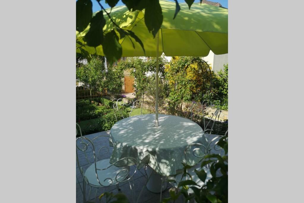 La Roseliere Maison Plain Pied Confortable Belle Decoration Jardin Magnifique 10 Mn A Pied Centre Ville Bayeux Proche Plages Du Debarquement Buitenkant foto